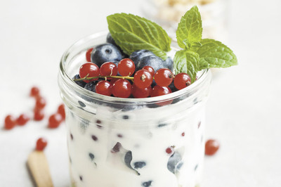 Süßer Joghurt mit Früchten
