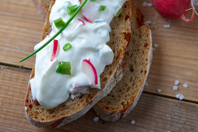 Brot mit Kräuter-Radieschen- Quark
