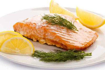 Lachsfilet mit Dill & Tomatensalat